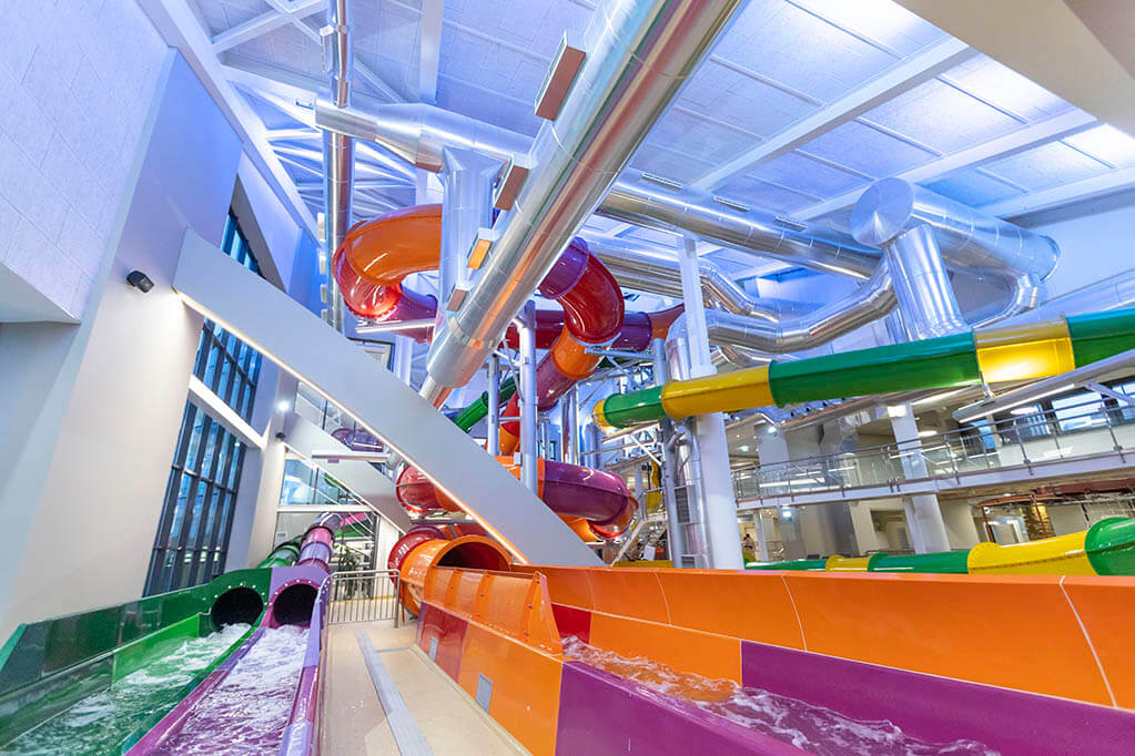 Parque Aquashow Indoor no Algarve com piscinas aquecidas e escorregas em espaço coberto