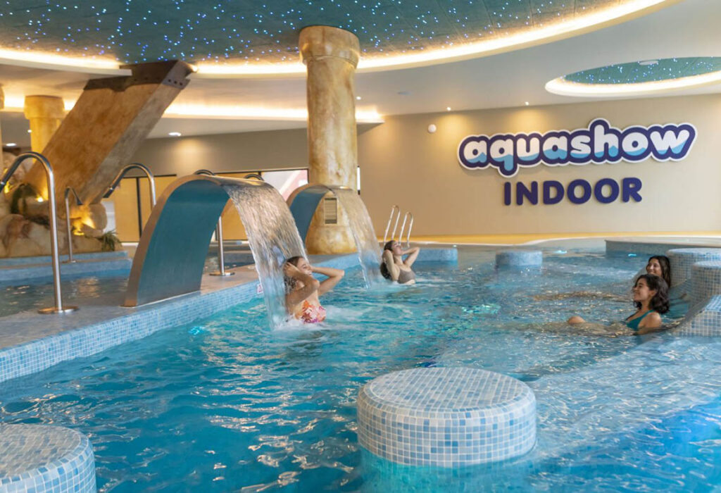 Interior do Aquashow Indoor com piscinas aquecidas e ambiente climatizado