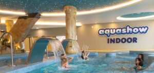 Interior do Aquashow Indoor com piscinas aquecidas e ambiente climatizado